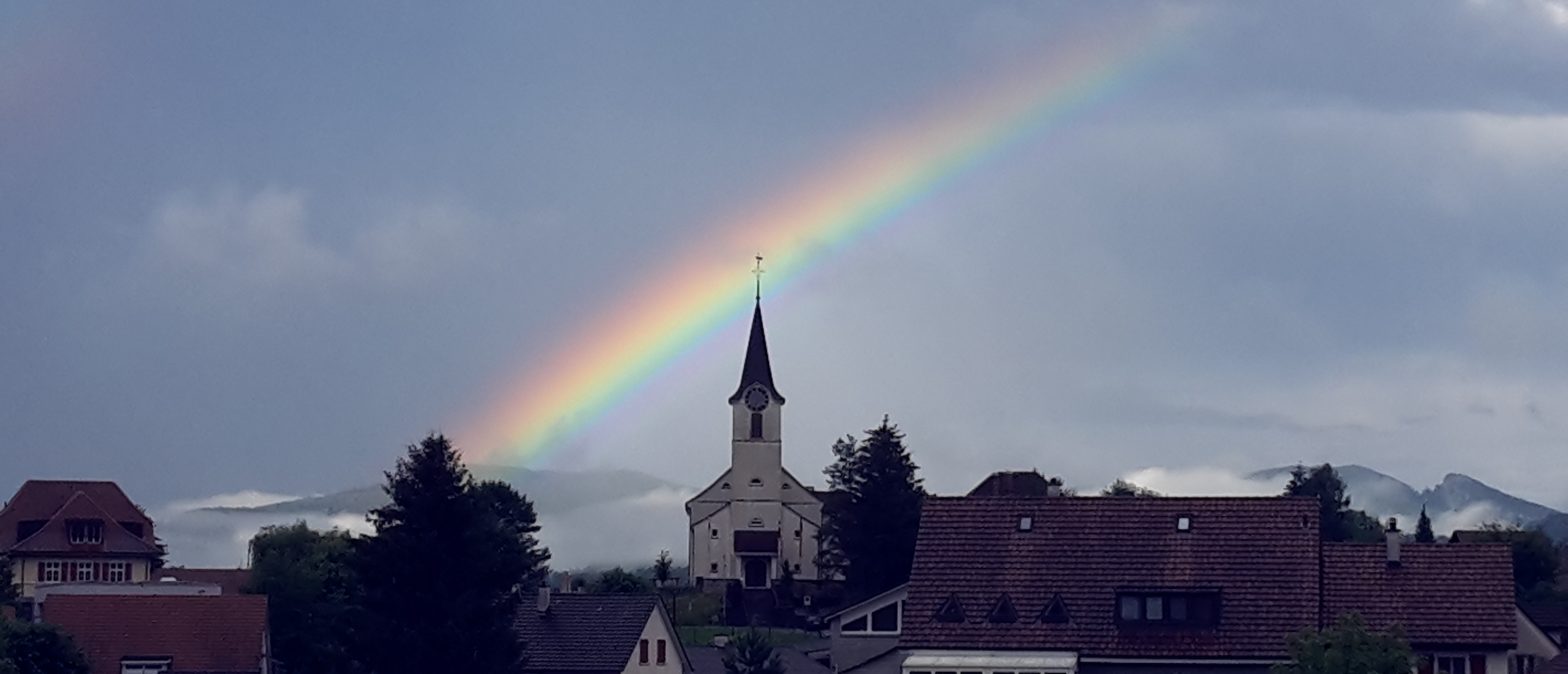 Kirchturm ohne Swisscom Mobilfunkantenne mit Regenbogen